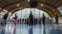 Las jugadoras cubanas de hockey, de izquierda a derecha Yakira Guillén, Lismary González, Geidy Morales, Helec Carta y Jennifer Martínez, quienes compitieron en los Juegos Panamericanos, juegan baloncesto con otros deportistas cubanos, quienes todos desertaron la delegación cubana después de los juegos y están buscando refugio en Chile, en el gimnasio municipal de Lo Barnechea, en Santiago, Chile, el viernes 10 noviembre de 2023. (AP Foto/Esteban Felix)