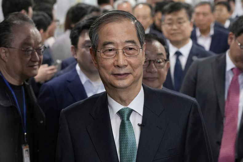 El ex primer ministro surcoreano Han Duck-soo llega para dar una conferencia de prensa con el fin de anunciar su postulación a la presidencia, el viernes 2 de mayo de 2025, en la Asamblea Nacional, en Seúl, Corea del Sur. (AP Foto/Ahn Young-joon)