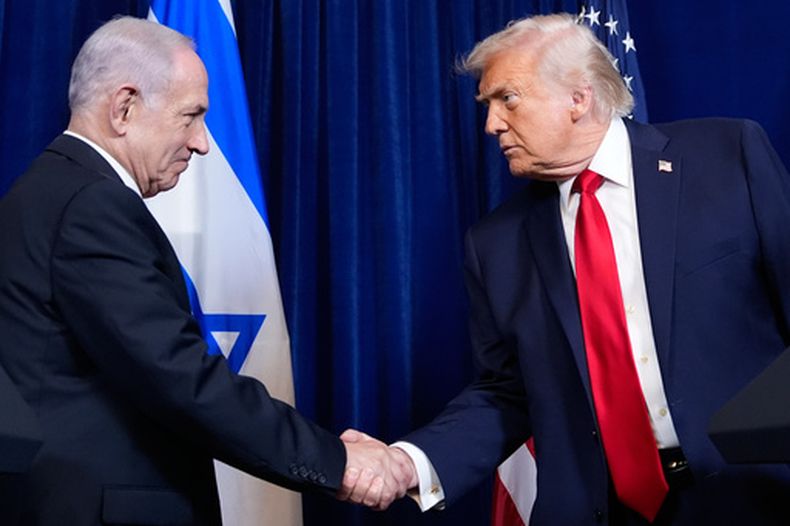 ARCHIVO - El presidente de Estados Unidos, Donald Trump, estrecha a mano del primer ministro israelí, Benjamin Netanyahu, durante una conferencia de prensa en Mar-a-Lago, el 29 de diciembre de 2025, en Palm Beach, Florida, EE.UU. (AP Foto/Alex Brandon, Archivo)