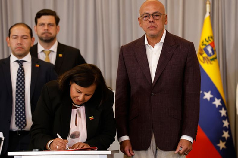 La representante de la oposición venezolana Dinorah Figuera (izquierda, en primer plano) firma un acuerdo con el presidente de la Asamblea Nacional, Jorge Rodríguez (derecha), al finalizar la segunda ronda de conversaciones políticas en Caracas, Venezuela, el viernes 25 de septiembre de 2026. (Foto AP/Pedro Mattey)