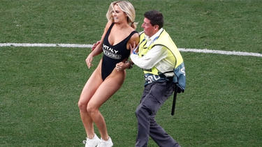 quien es la mujer que invadio el campo de juego en la final de la champions league