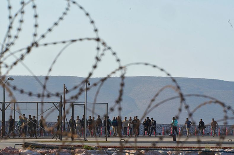 ARCHIVO - Migrantes rescatados al sur de Creta, a su llegada al puerto de Lavrio, Grecia, el 10 de julio de 2025. (AP Foto/Petros Giannakouris, archivo)