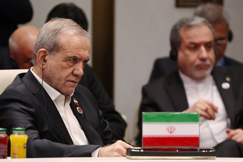 El presidente iraní Masoud Pezeshkian, a la izquierda, en la cumbre de la Organización de Cooperación de Shanghái (OCS), en Biskek, Kirguistán, el martes 1 de septiembre de 2026. (Foto, Vyacheslav Prokofyev, Sputnik, pool del Kremlin vía AP)