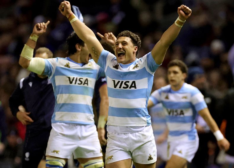 El argentino Rodrigo Isgro celebra tras la victoria ante Escocia en el duelo de la Nations Series de rugby, en Edinburgo, Escocia, el 16 de noviembre de 2025. (Steve Welsh/PA vía AP)
