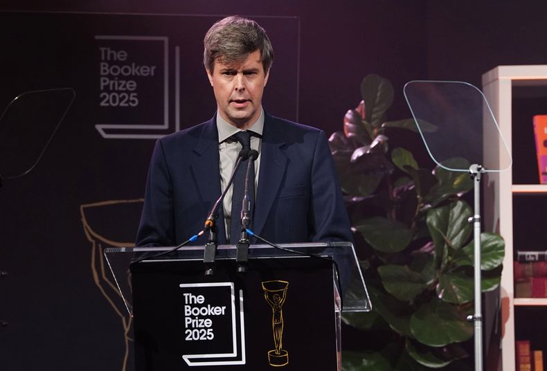 David Szalay pronuncia un discurso tras ser nombrado ganador del Premio Booker 2025 por la novela Flesh, en Old Billingsgate, Londres, el lunes 10 de noviembre de 2025. (Ian West/PA via AP)