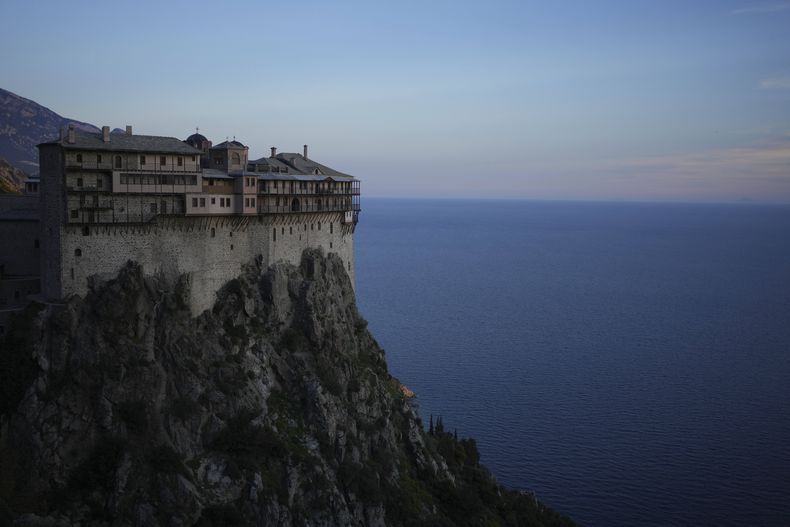 El Monasterio de Simonos Petra o Roca de Simón, hogar de la comunidad autónoma masculina Agion Oros, o Montaña Sagrada, en el monte Athos, en el norte de Grecia, el 13 de abril de 2025. (AP Foto/Thanassis Stavrakis)