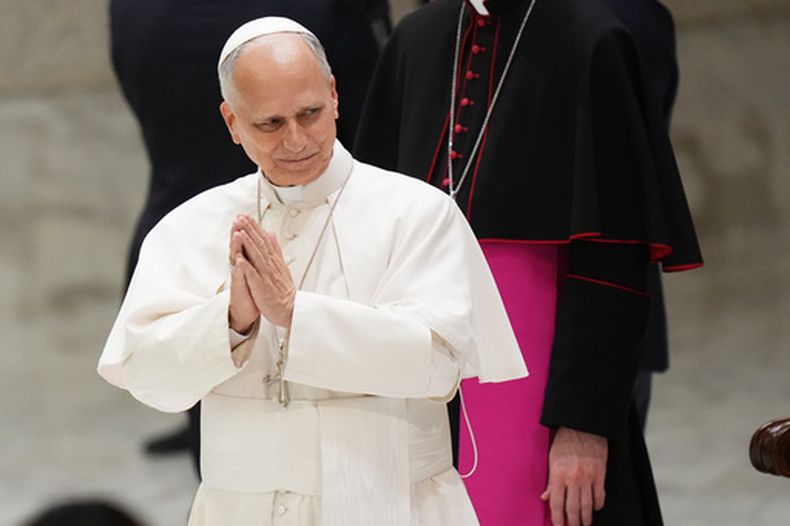 El papa León XIV saluda a los participantes en un cónclave de jóvenes en el Vaticano el 24 de octubre del 2026. (AP foto/Alessandra Tarantino)