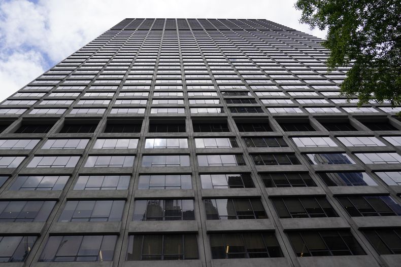 La foto del jueves 4 de mayo de 2023 muestra el edificio que alberga las oficinas de la NFL en Nueva York (AP Foto/Seth Wenig)