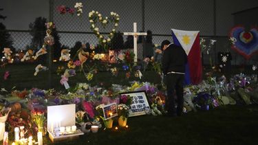 Un asistente reacciona ante un monumento a las víctimas provocadas por un vehículo que embistió a una multitud durante un festival de la comunidad filipina en Vancouver, Columbia Británica, el lunes 28 de abril de 2025. (AP Foto/Lindsey Wasson)