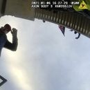 En esta imagen tomada del video de la cámara corporal de un policía, contenida y anotada en el memorando de sentencia del Departamento de Justicia contra Jack Wade Whitton, éste aparece en el Capitolio de Estados Unidos el 6 de enero de 2021, en Washington. (Departamento de Justicia vía AP)