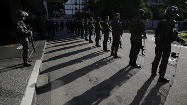 americateve | Militares brasile&ntilde;os montan guardia mientras esperan el arribo de la selecci&oacute;n nacional de Inglaterra a su hotel en Rio de Janeiro, Brasil, para el Mundial, el domingo 8 de junio de 2014. (Foto AP/Matt Dunham)