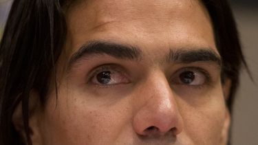 americateve | El atacante Radamel Falcao habla a periodistas cuando se anunci&oacute; que no jugar&aacute; el Mundial de Brasil debido a una lesi&oacute;n el 2 de junio de 2014 (Foto de AP/Eduardo Di Baia)