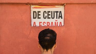 Un migrante marroquí muestras las cicatrices de la golpiza que sufrió a manos de funcionarios españoles en Ceuta, el 1 de octubre del 2026. (AP foto/Bernat Armangue)