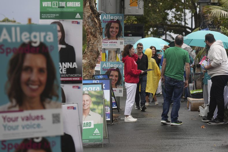 Gente llegando a un centro de votación al comenzar la votación anticipada en Sydney, el martes 22 de abril de 2025 para las elecciones nacionales del 3 de mayo. (AP Foto/Mark Baker)