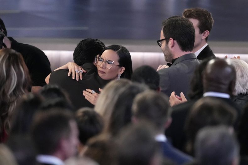 Ali Wong, izquierda, abraza a Steven Yeun después de que él ganara el premi a mejor actor en una serie limitada, antología o película para televisión por Beef en la 75a edición de los Premios Emmy el lunes 15 de enero de 2024 en el Teatro Peacock de Los Ángeles. (Foto AP/Chris Pizzello)