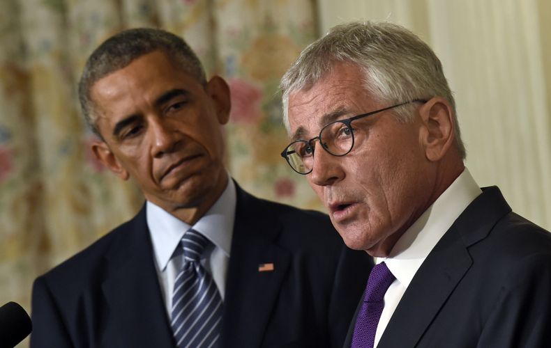 El secretario de Defensa, Chuck Hagel, a la derecha, anuncia su pr&oacute;xima renuncia en presencia del presidente Barack Obama en la Casa Blanca, en Washington, el 24 de noviembre de 2014. Obama est&aacute; por nombrar a su cuarto secretario de Defensa,