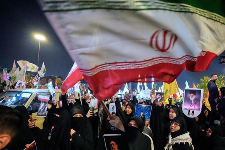 Mujeres musulmanas iraquíes ondean banderas iraníes y sostienen retratos del difunto líder de Irán, el ayatolá Alí Jamenei, y de su hijo, el ayatolá Mojtaba Jamenei, durante la manifestación anual del Día de Quds, o Día de Jerusalén, en apoyo a los palestinos, el viernes 13 de marzo de 2026, en Bagdad, Irak. (AP Foto/Hadi Mizban)