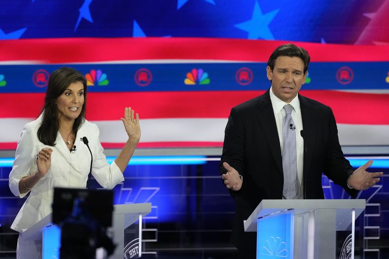 Nikki Haley, exembajadora de Estados Unidos ante la ONU, y el gobernador de Florida, Ron DeSantis, hablan durante un debate de aspirantes a la candidatura republicana a la presidencia, el miércoles 8 de noviembre de 2023, en el Centro Adrienne Arsht para las Artes Escénicas del condado Miami-Dade, en Miami. (AP Foto/Rebecca Blackwell)