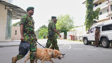 Comandos policiales patrullan con un perro rastreador en el complejo del Tribunal Superior antes del veredicto relacionado con los atentados con bomba de Pascua de 2019 en Colombo, Sri Lanka, el martes 22 de septiembre de 2026. (Eranga Jayawardane)