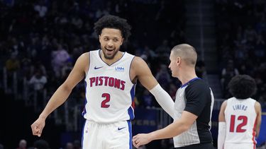 Cade Cunningham, base de los Pistons de Detroit, habla con el árbitro Tyler Ford durante el encuentro ante los Raptors de Toronto, el sábado 30 de diciembre de 2023 (AP Foto/Carlos Osorio)
