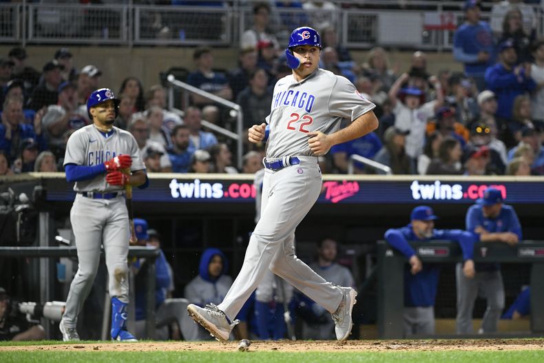 Matt Mervis (22), novato de los Cachorros de Chicago, anota con sencillo de Yan Gomes en contra de los Mellizos de Minnesota en la séptima entrada del juego de béisbol, el viernes 12 de mayo de 2023 en Minneapolis. (AP Foto/Craig Lassig)