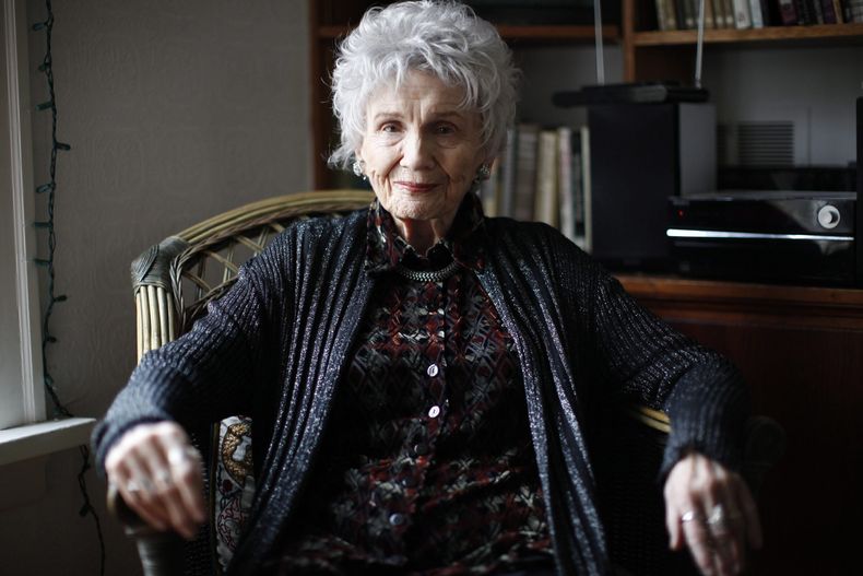 ARCHIVO - La autora canadiense Alice Munro es fotografiada durante una entrevista en Victoria, Canadá el 10 de diciembre de 2013. (Chad Hipolito/The Canadian Press vía AP, archivo)