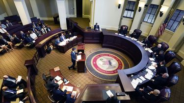 ARCHIVO - Los jueces de la Corte Suprema de Mississippi, incluido el juez Jim Kitchens, sentado a la derecha, cuarto desde arriba, escuchan unos alegatos, el 6 de julio de 2023, en Jackson, Mississippi. (AP foto/Rogelio V. Solis, archivo)