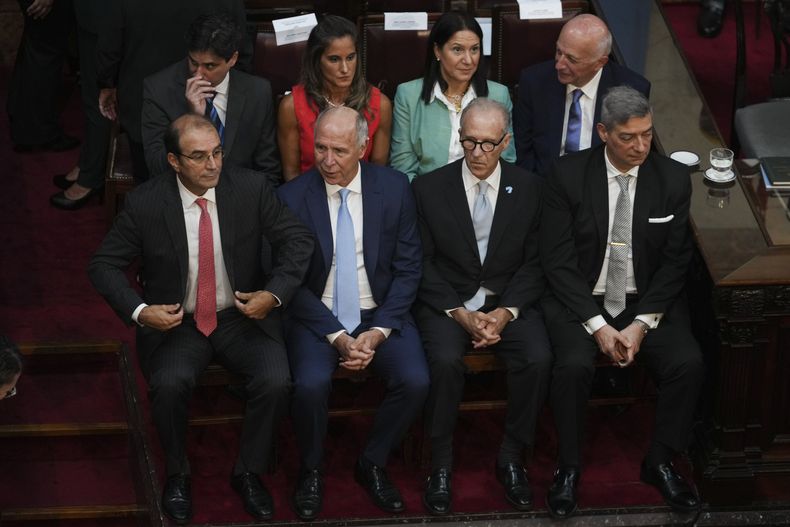 ARCHIVO - Los jueces de la Corte Suprema de Argentina, de izquierda a derecha, Manuel García Mansilla, Ricardo Lorenzetti, Carlos Rosenkrantz y Horacio Rosatti, esperan la llegada del presidente Javier Milei para dar su discurso anual a la nación en Buenos Aires, Argentina, el 1 de marzo de 2025. (AP Foto/Rodrigo Abd, Archivo)
