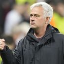 El técnico de la Roma José Mourinho celebra luego de lograr la clasificación a la final de la Liga Europa con un empate 0-0 contra Bayer Leverkusen, el jueves 18 de mayo de 2023, en Leverkusen. (AP Foto/Martin Meissner)