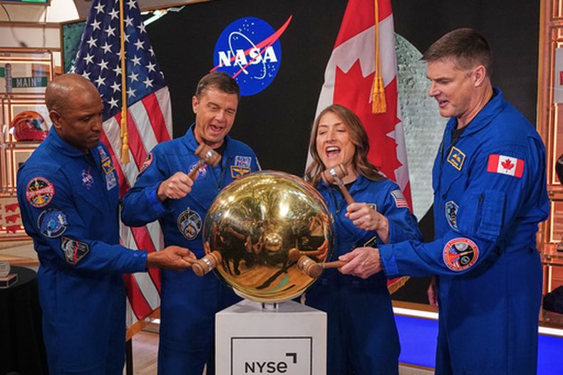 De izquierda a derecha, los astronautas Victor Glover, Reid Wiseman, Christina Koch y Jeremy Hansen, integrantes de la misión Artemis II de la NASA, hacen sonar una campana ceremonial durante su visita al piso de remates de la Bolsa de Valores, el viernes 1 de mayo de 2026, en Nueva York. (AP Foto/Richard Drew)
