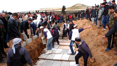 americateve | Sirios sepultan en una gran fosa los cad&aacute;veres de las v&iacute;ctimas del estallido de un coche bomba en la aldea de al-Kaffat en la provincia de Hama, en el centro de Siria, el viernes 10 de enero de 2014. Representantes de grupos opuestos al pres