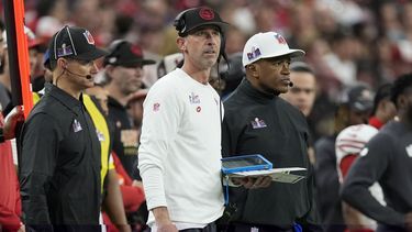Kyle Shanahan, entrenador en jefe de los 49ers de San Francisco, observa una jugada en contra de los Chiefs de Kansas City durante la primera mitad del Super Bowl 58, el domingo 11 de febrero de 2024, en las Vegas. (AP Foto/George Walker IV)