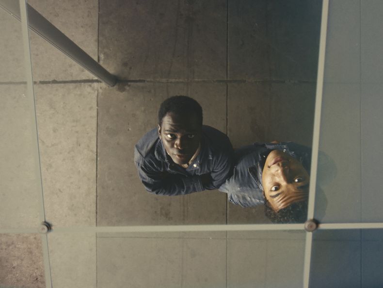 En esta imagen difundida por Amazon/MGM, Ethan Herisse, izquierda, y Brandon Wilson en una fotografía promocional de la película Nickel Boys. (Orion Pictures/Amazon/MGM via AP)