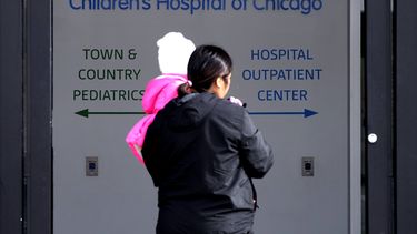 Unas personas llegan al Hospital Lurie Children para niños, el 5 de febrero de 2024, en Skokie, Illinois. (Foto AP/Nam Y. Huh, Archivo)