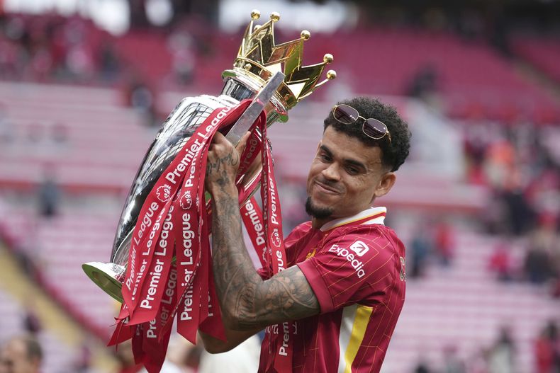 El colombiano Luis Diaz posa con el trofeo tras ganar la Liga Premier con el Liverpool tras el encuentro ante el Crystal Palace el domingo 25 de mayo del 2025. (AP Foto/Jon Super)