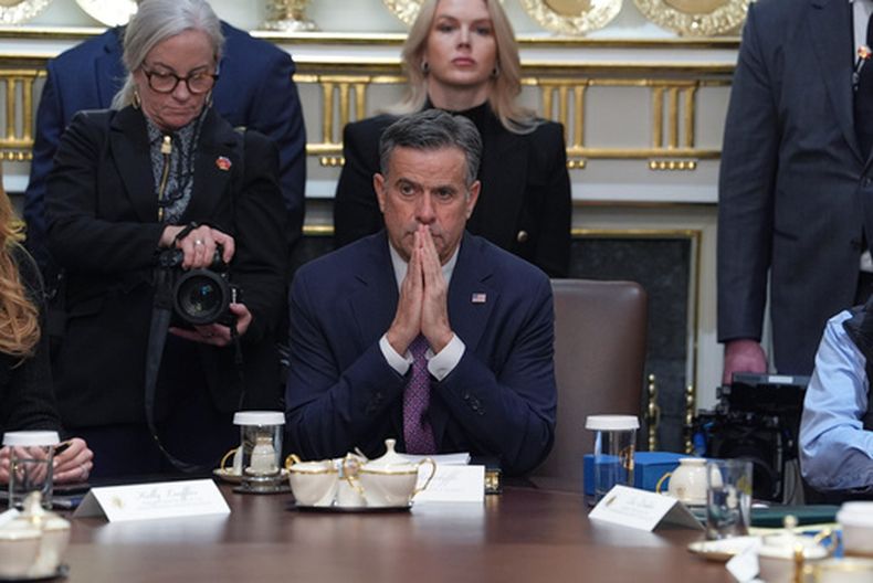 El director de la CIA, John Ratcliffe, al centro, y la secretaria de prensa de la Casa Blanca, Karoline Leavitt, a sus espaldas, durante una reunión de gabinete en la Casa Blanca, el jueves 29 de enero de 2026, en Washington. (AP Foto/Evan Vucci)