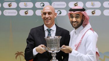 ARCHIVO - Luis Rubiales, izquierda, quien fuera presidente de la Real Federación Española de Fútbol, y el presidente de la Autoridad General Deportiva Saudita (GSA), el príncipe Abdulaziz bin Turki Al-Faisal, llevan la Supercopa de España durante una conferencia de prensa en Jiddah, Arabia Saudita, el miércoles 18 de diciembre de 2019. La investigación por corrupción y lavado de dinero que analiza a Rubiales, ahora incluye a su sucesor en el cargo, Pedro Rocha, dijo un tribunal con sede en Madrid el viernes 12 de abril de 2024. (Foto AP/Amr Nabil, Archivo)