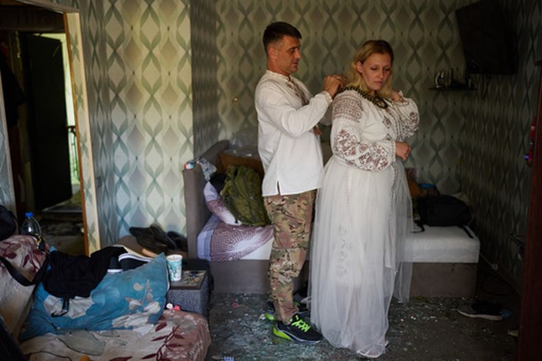 Liudmyla Ryzhak (derecha) y su prometido, Leonid Ryzhak, se preparan para su boda en su apartamento dañado tras un ataque ruso con misiles y drones en Kiev, Ucrania, el 8 de septiembre de 2026. (AP Foto/Francisco Seco)