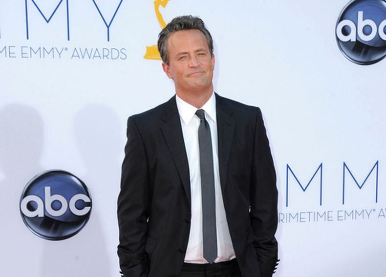 ARCHIVO - El actor Matthew Perry llega a la 64ª edición de los Premios Emmy en Los Ángeles el 23 de septiembre de 2012. (Foto Jordan Strauss/Invision/AP, archivo)