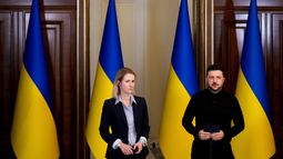 El presidente de Ucrania, Volodymyr Zelenskyy, habla durante una conferencia de prensa con la principal diplomática de la Unión Europea, Kaja Kallas, el 13 de octubre de 2025, en Kiev. (AP Foto/Julia Demaree Nikhinson)