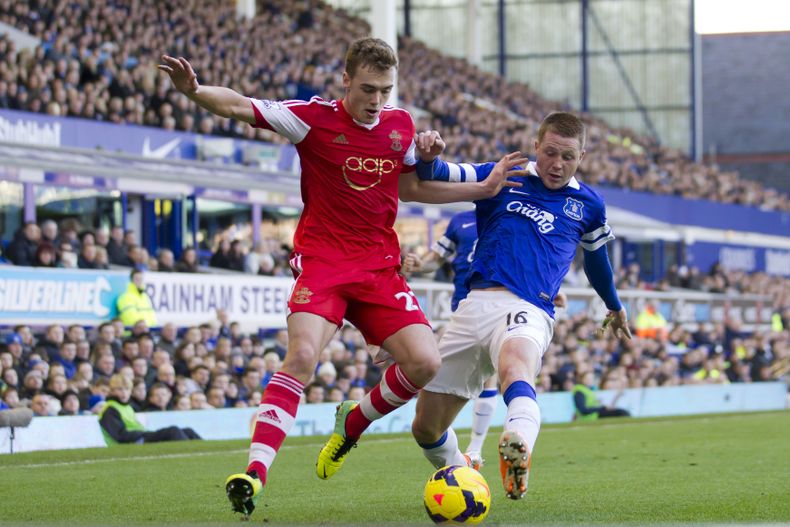 Calum Chambers (izq), de Southampton, disputa un bal&oacute;n con James McCarthy, de Everton, el 29 de diciembre del 2013 en Liverpool. El defensor de 19 a&ntilde;os acaba de ser comprado por Arsenal. (AP Photo/Jon Super, File)