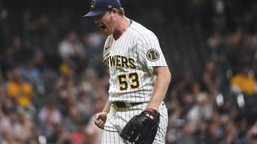 Woodruff y Renfroe comandan triunfo de Cerveceros a Rockies