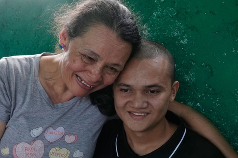 Una familiar abraza a Diógenes Angulo tras ser liberado de prisión el sábado 10 de enero de 2026, en San Francisco de Yare, Venezuela. Angulo fue detenido dos días antes de las elecciones presidenciales de 2024. (AP Foto/Ariana Cubillos)