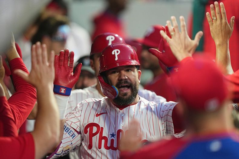 Kyle Schwarber de los Filis de Filadelfia celebra tras batear un jonrón de dos carreras ante el pitcher de los Cachorros de Chicago Javier Assad el lunes 13 de abril del 2026. (AP Foto/Matt Rourke)