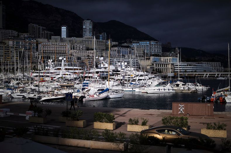 ARCHIVO - Un auto circula por el puerto de Mónaco, el 19 de noviembre de 2020. (AP Foto/Daniel Cole/Archivo)