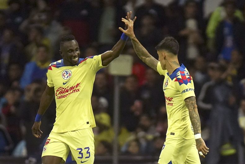 Brian Rodríguez (derecha) es felicitado por su compañero Julián Quiñones tras anotar el tercer gol del América contra Cruz Azul en el partido de la Liga MX, el sábado 2 de septiembre de 2023. (AP Foto/Marco Ugarte)