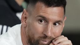 El argentino Lionel Messi observa desde su palco el partido entre el Inter Miami y Charlotte, el miércoles 18 de octubre de 2023, en Fort Lauderdale, Florida (AP Foto/Rebecca Blackwell)