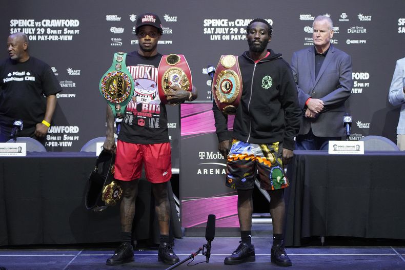 Errol Spence Jr. (izquierda) y Terence Crawford posan en una conferencia de prensa el jueves 27 de julio de 2023, en Las Vegas (AP Foto/John Locher)