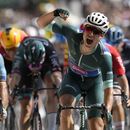 Jasper Philipsen, de Bélgica, celebra mientras cruza la meta al final de la etapa siete del Tour de Francia, después de un recorrido de 170 kilómetros (105.5 millas) con arrancada en Mont-de-Marsan y meta en Burdeos, Francia, el viernes 7 de julio de 2023. El británico Mark Cavendish, izquierda, terminó segundo. (AP Foto/Thibault Camus)