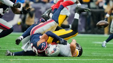 El quarterback de los Steelers de Pittsburgh, Aaron Rodgers (derecha), es capturado por Christian Elliss, de los Patriots de Nueva Inglaterra, durante la primera mitad de un partido de fútbol americano de la NFL contra los Patriots, el domingo 20 de septiembre de 2026, en Foxboro, Massachusetts. (Foto AP/Charles Krupa)